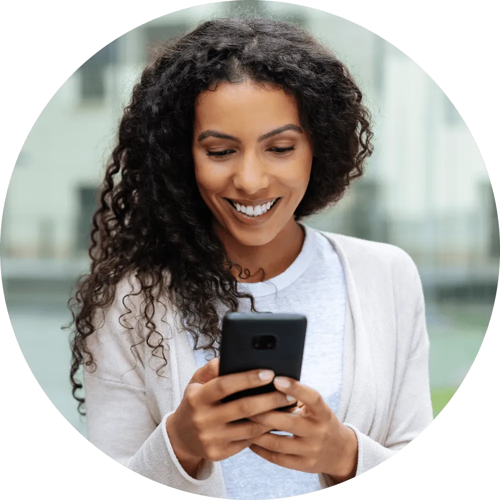contact-start-my-wellness woman sending a message on her phone